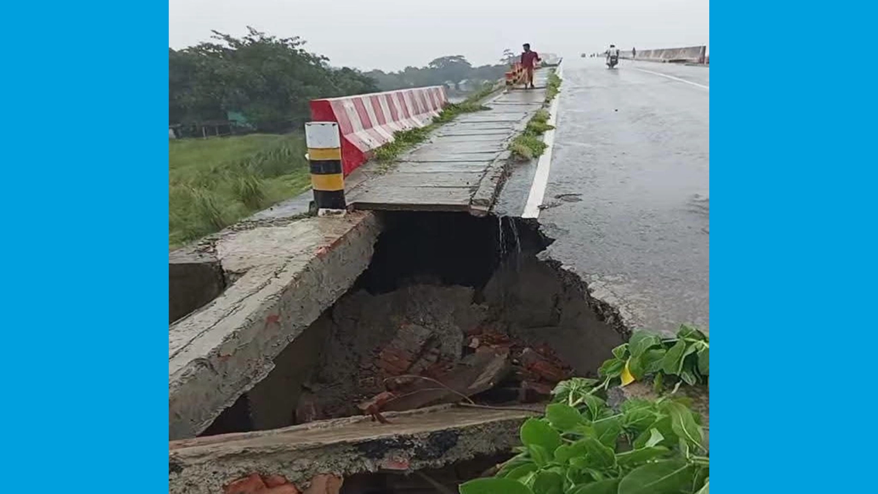 ভারী বৃষ্টিতে মতলব সেতুর এপ্রোচ সড়কে ধস, বিশাল সুরঙ্গ সৃষ্টি