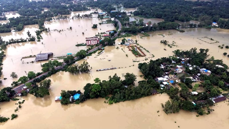 চট্টগ্রামে বন্যা ও পাহাড়ধসে মৃত্যু ৩৯, পানিবন্দি ৯ লাখ মানুষ