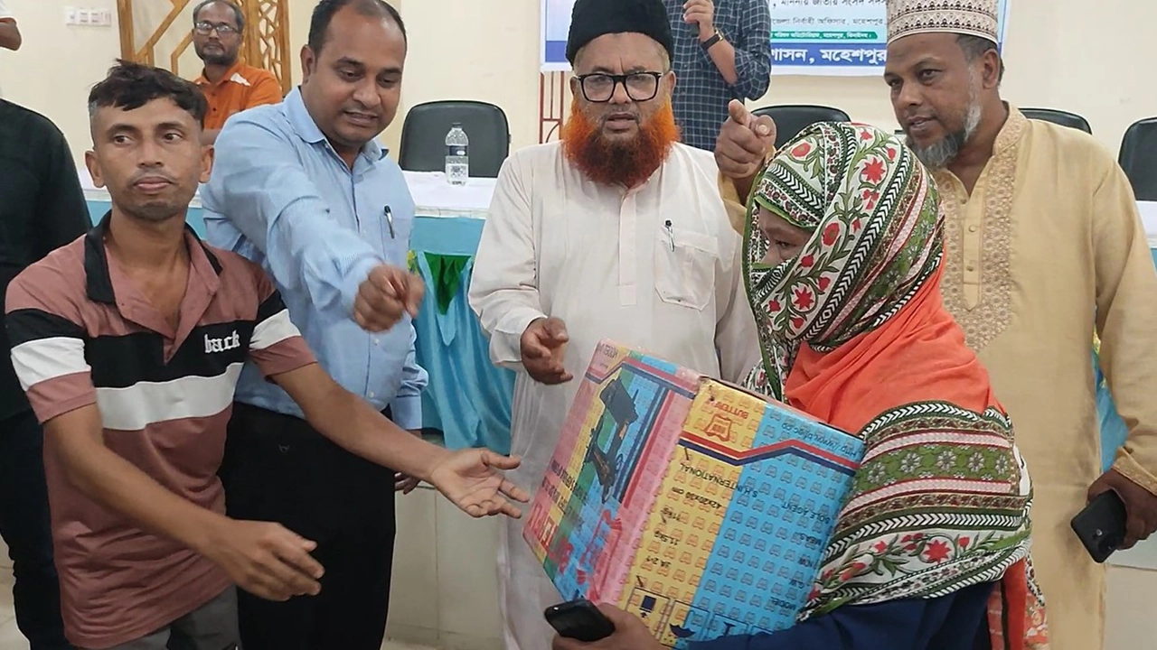 মহেশপুরে উপকারভোগীদের মাঝে সেলাই মেশিন ও বাইসাইকেল বিতরণ