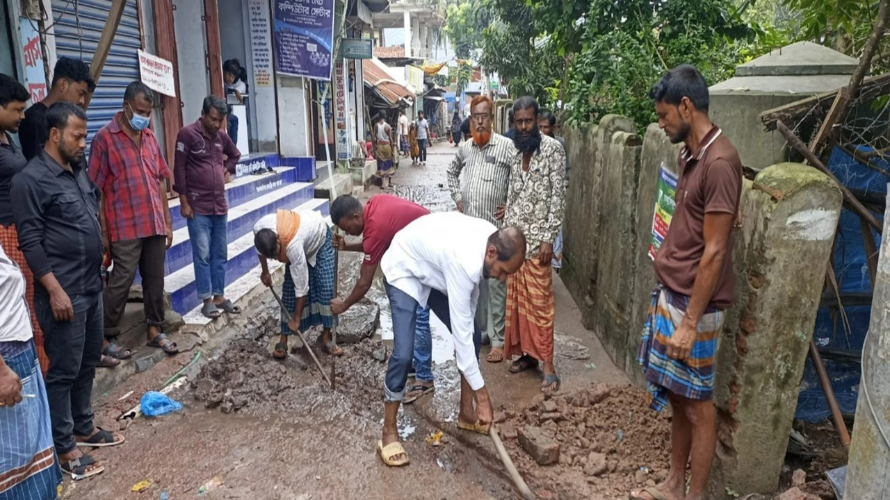 জলাবদ্ধতা নিরসনে কোদাল হাতে স্বেচ্ছাশ্রমে বিএনপি নেতা আলম মিলিটারী