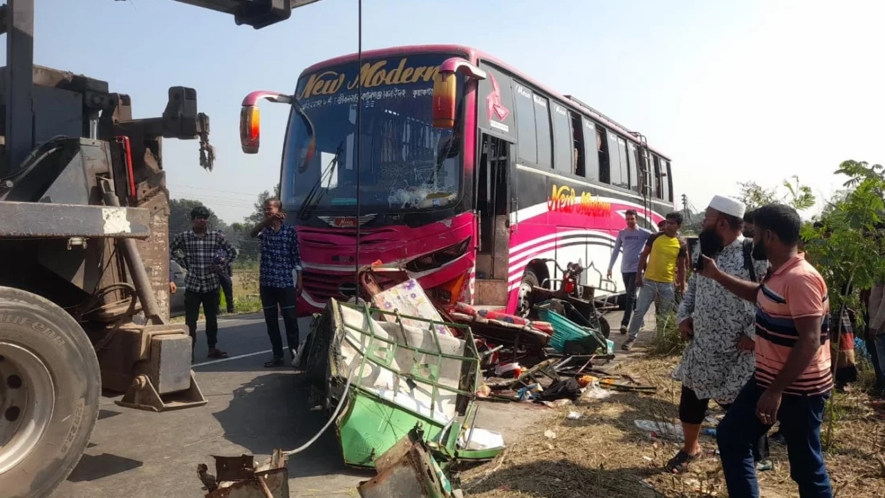 ভাঙ্গায় বাসচাপায় নিহত ৫, বিক্ষুব্ধ জনতা পুড়িয়ে দিল ৪ যানবাহন