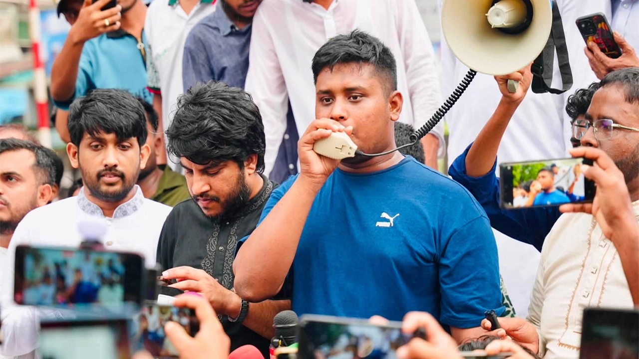 গণভোট থেকে সরকারের সরে আসা জনগণকে হতাশ করেছে : হাসনাত আবদুল্লাহ