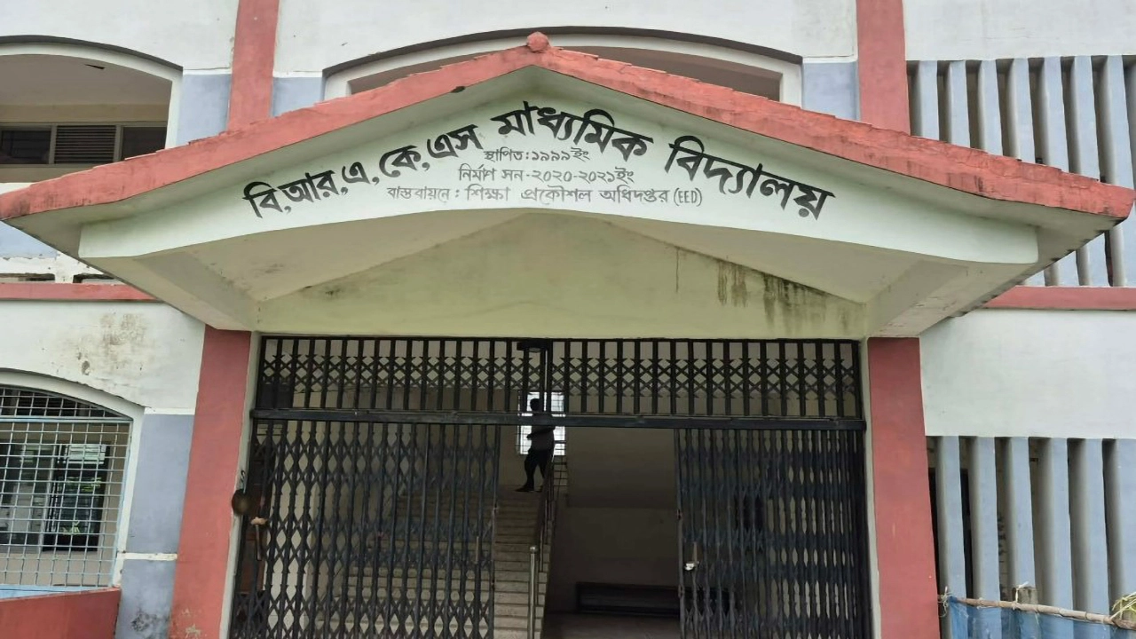 ফি বকেয়া থাকায় ৮ম শ্রেণির শিক্ষার্থীকে হল থেকে বের করার অভিযোগ