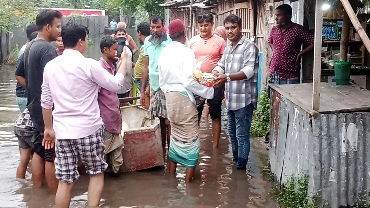 অভয়নগরে পানিবন্দি ৭০ পরিবারের মাঝে যুবদলের খাদ্য সহায়তা