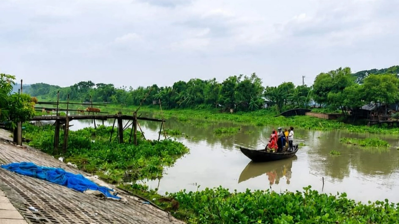 সাগরদাঁড়ি কপোতাক্ষে সাঁকো ধস, নৌকাই এখন দুই পাড়ের মানুষের ভরসা