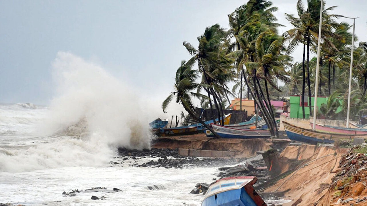 সারা দেশে ঝড়-বৃষ্টির আশঙ্কা, নদীবন্দরে ১ নম্বর সতর্ক সংকেত