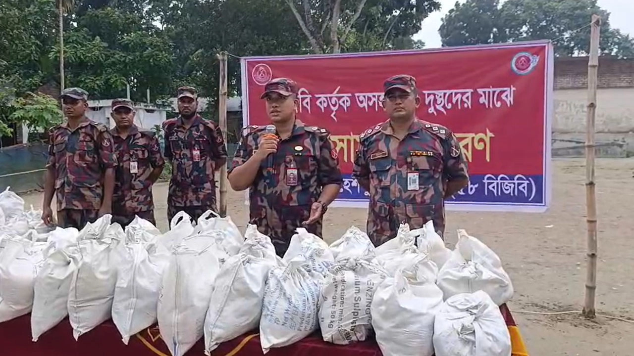 মহেশপুরে বিজিবির উদ্যোগে এক’শ অসহায় পরিবারের মাঝে ত্রাণসামগ্রী বিতরণ