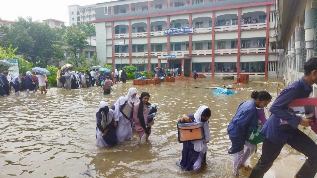 কুমিল্লায় জলাবদ্ধতা: ভোগান্তিতে এইচএসসি পরীক্ষার্থীরা