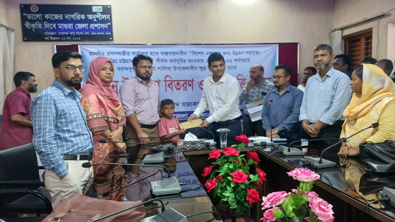 শালিখায় ক্ষুদ্র নৃ-গোষ্ঠীর শিক্ষার্থীদের মাঝে শিক্ষাবৃত্তি, বাইসাইকেল ও সেলাই মেশিন বিতরণ