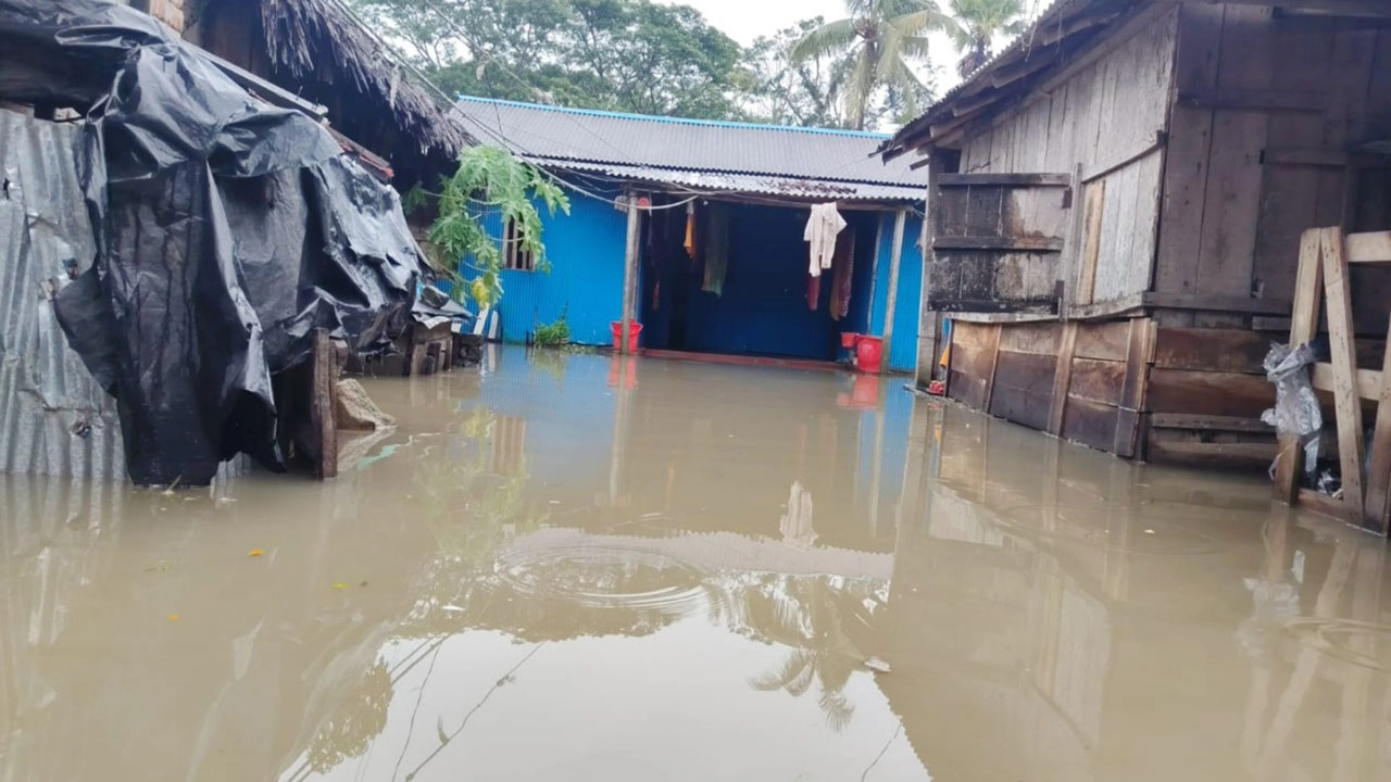 টানা বর্ষণে কেশবপুরে জনজীবন বিপর্যস্ত, চরম দুর্ভোগে নিম্ন আয়ের মানুষ