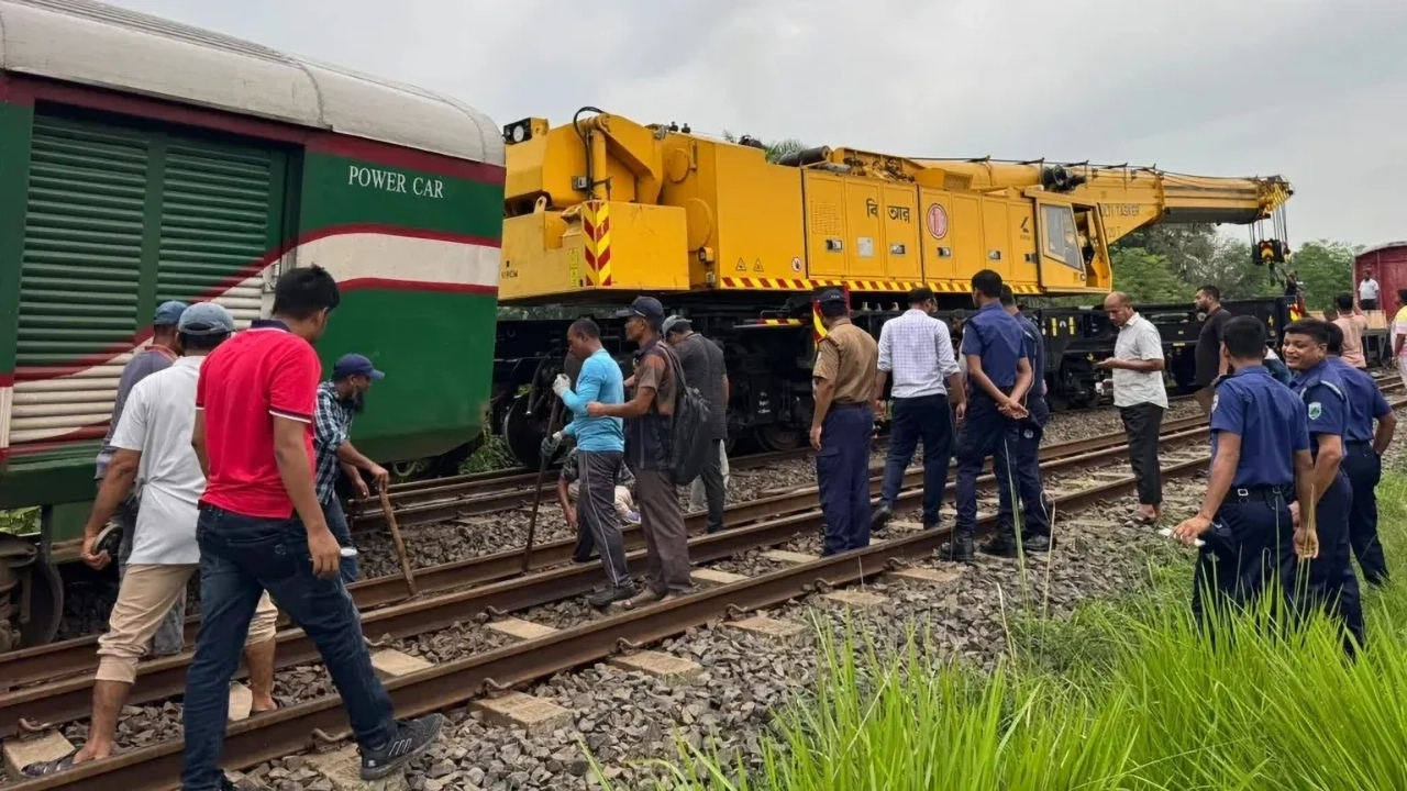 ঈশ্বরদীতে একতা এক্সপ্রেস লাইনচ্যুত, উত্তরাঞ্চলে রেল যোগাযোগ বন্ধ