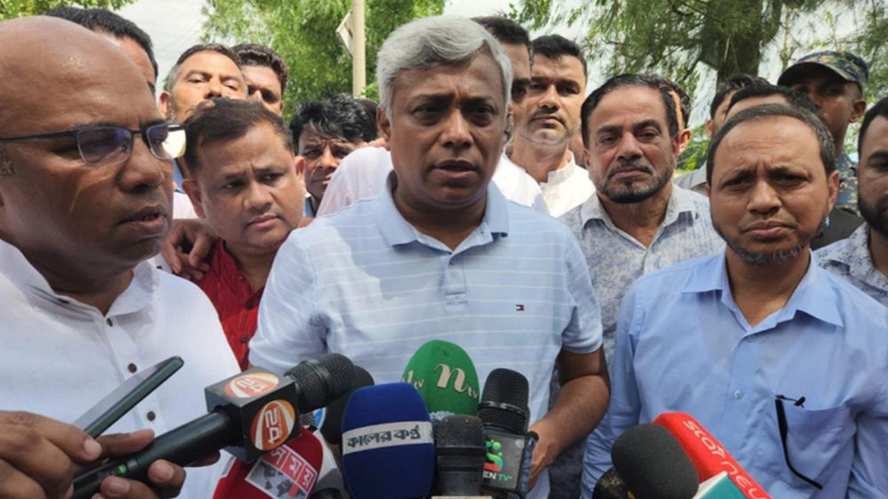 পাহাড় কাটা বন্ধে কঠোর হুঁশিয়ারি, বন্যাদুর্গতদের পুনর্বাসনের আশ্বাস প্রতিমন্ত্রীর