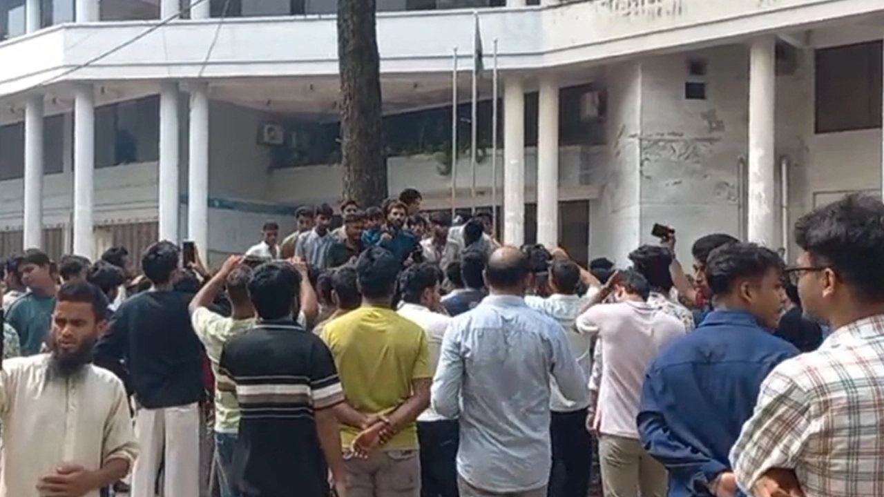 শিক্ষামন্ত্রীর পদত্যাগের দাবিতে রাজশাহী শিক্ষা বোর্ড ঘেরাও