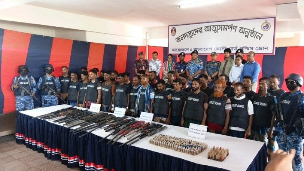 সুন্দরবনে কুখ্যাত ছোট জাহাঙ্গীর বাহিনীর ২৭ ডাকাতের আত্মসমর্পণ