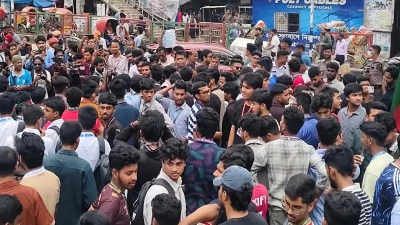 পরীক্ষা স্থগিতের দাবিতে শিক্ষার্থীরা আন্দোলনে