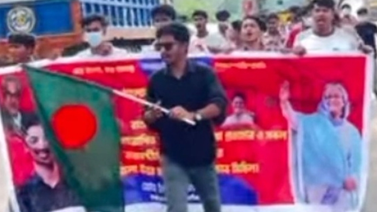সাভারে মিছিলের প্রস্তুতিকালে নিষিদ্ধ আওয়ামী লীগের ১৩ নেতাকর্মী আটক