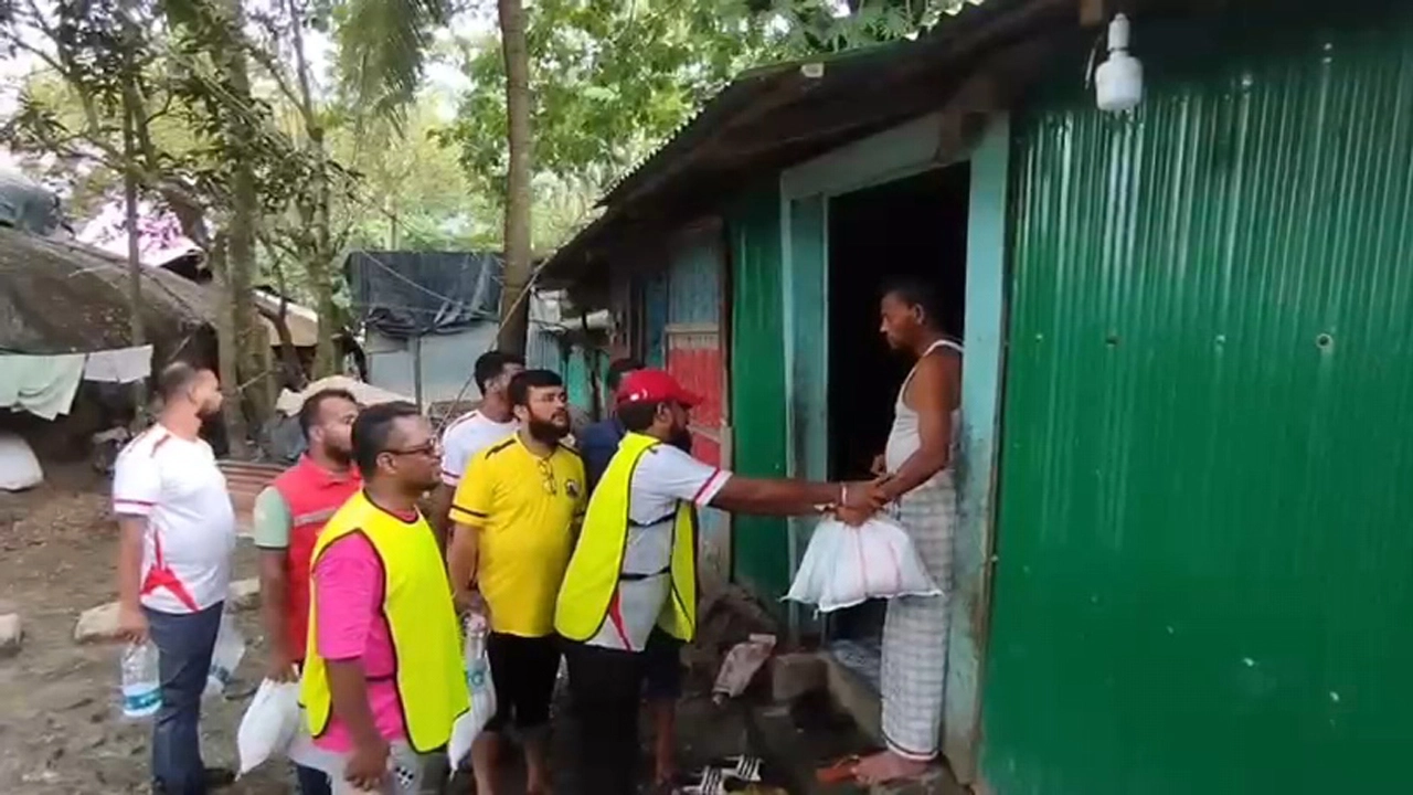 পানি পেরিয়ে দুর্গম গ্রামে ত্রাণ, সহায়তার হাত বাড়াল ক্লিন চাঁদপুর