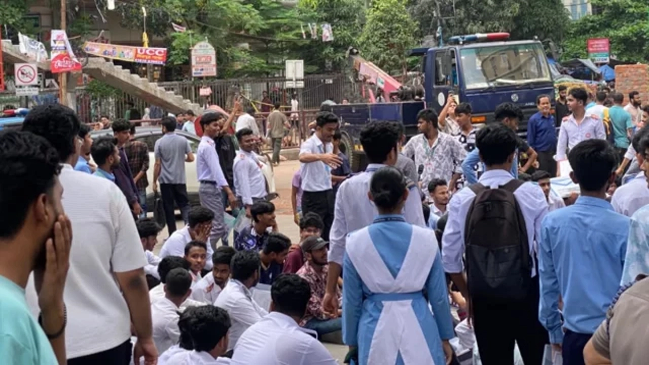 দ্বিতীয় দিনের মতো উত্তরার সড়কে শিক্ষার্থীদের আন্দোলন