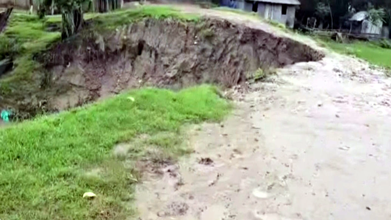 কলাপাড়ায় স্লুইস ভেঙে পানিবন্দি ৪ হাজার পরিবার, তলিয়ে গেছে ৭০০ একর ফসলি জমি