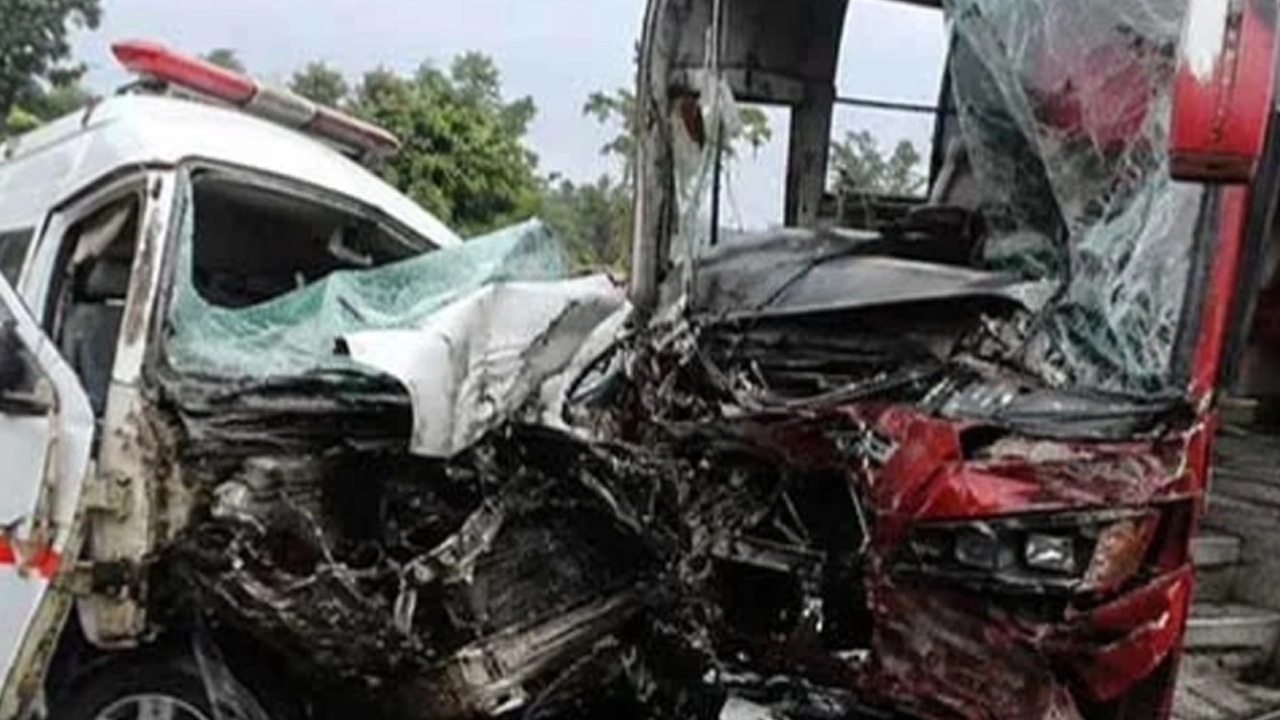 পাবনায় বাস ও অ্যাম্বুলেন্সের সংঘর্ষে প্রাণ গেল ৫ জনের
