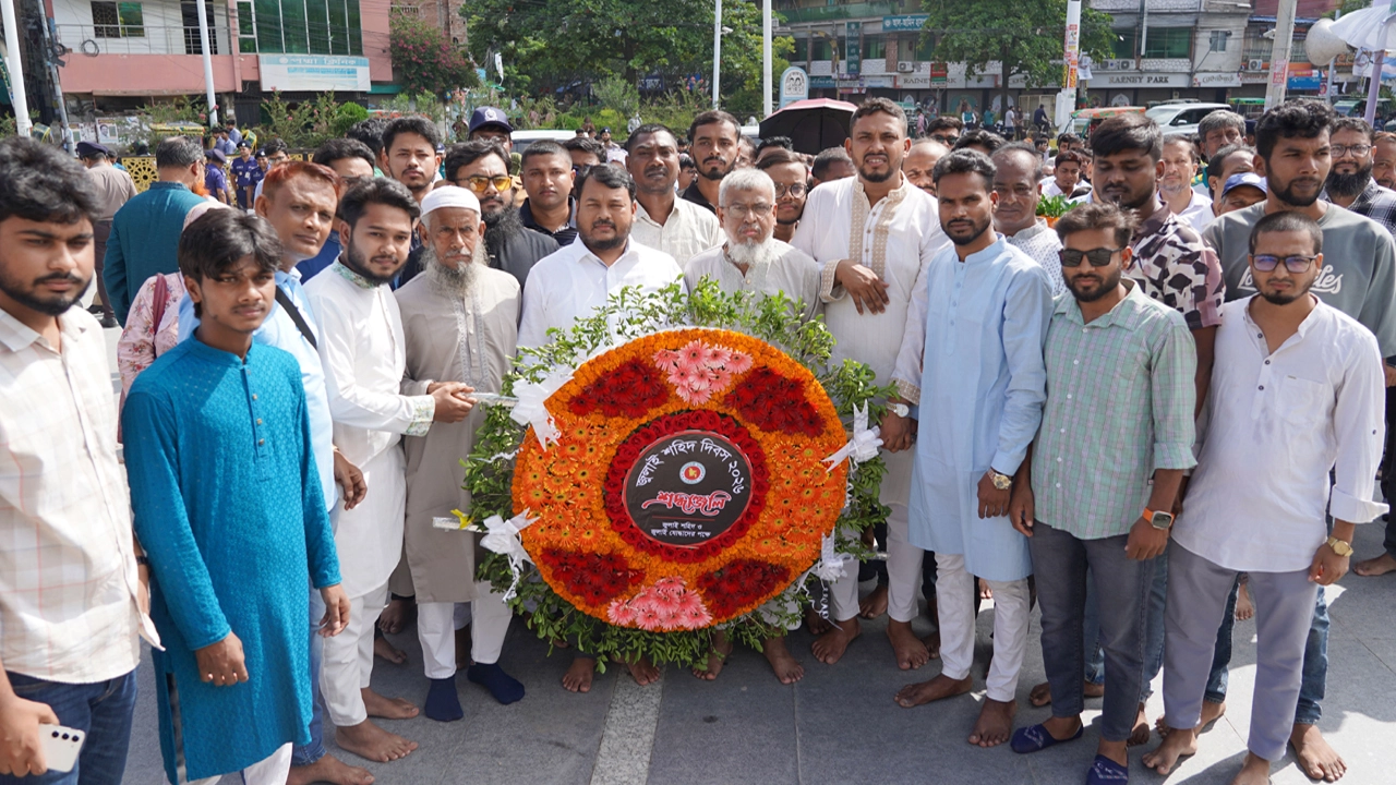 জুলাই শহীদদের প্রতি রাসিক প্রশাসকের শ্রদ্ধা নিবেদন
