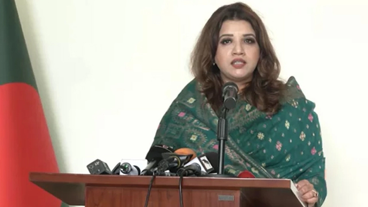 ‘আত্মসমর্পণের আর কোনো সুযোগ নাই শেখ হা‌সিনার, দেশে ফিরলেই গ্রেফতার’