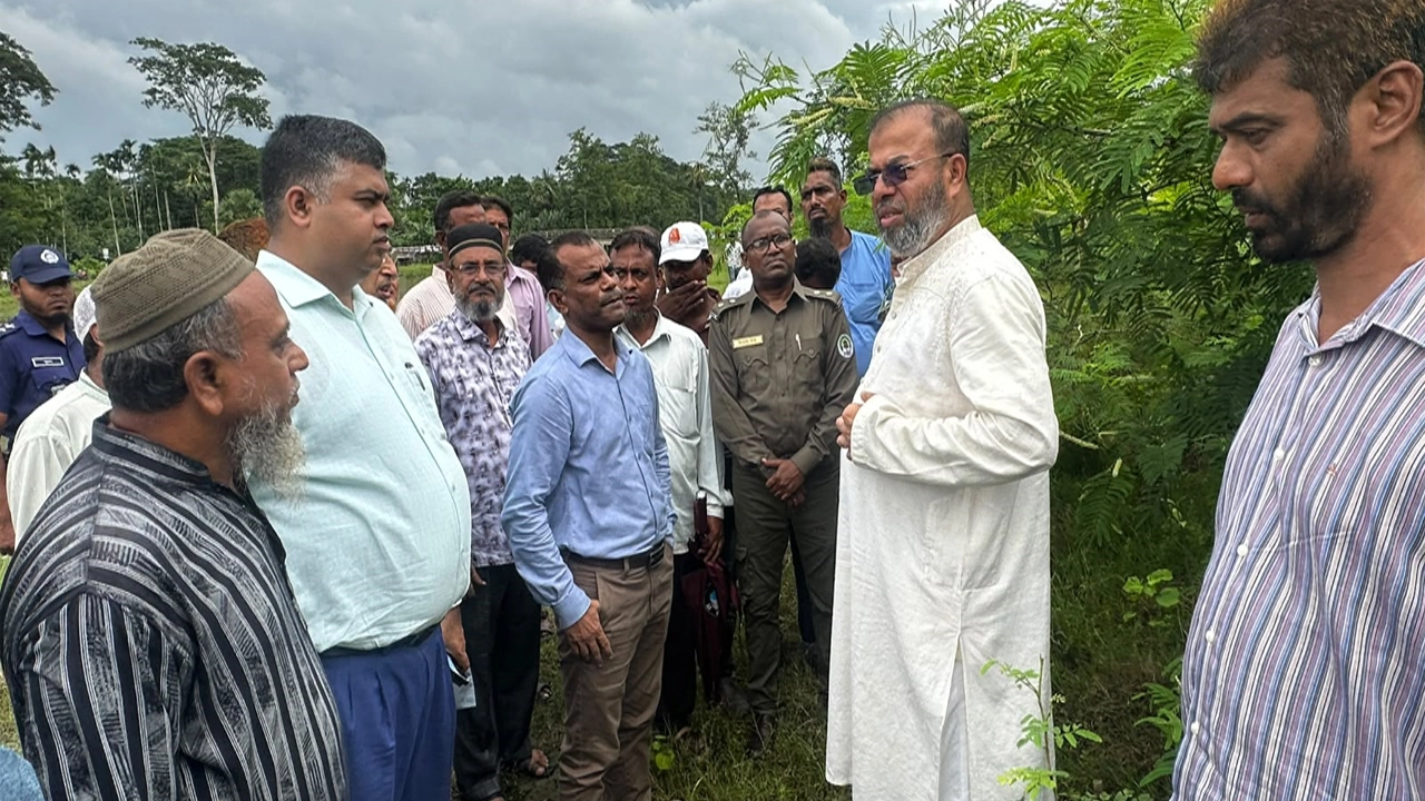 বাগেরহাটে সামাজিক বনায়ন পরিদর্শনে প্রতিমন্ত্রী শেখ ফরিদুল ইসলাম