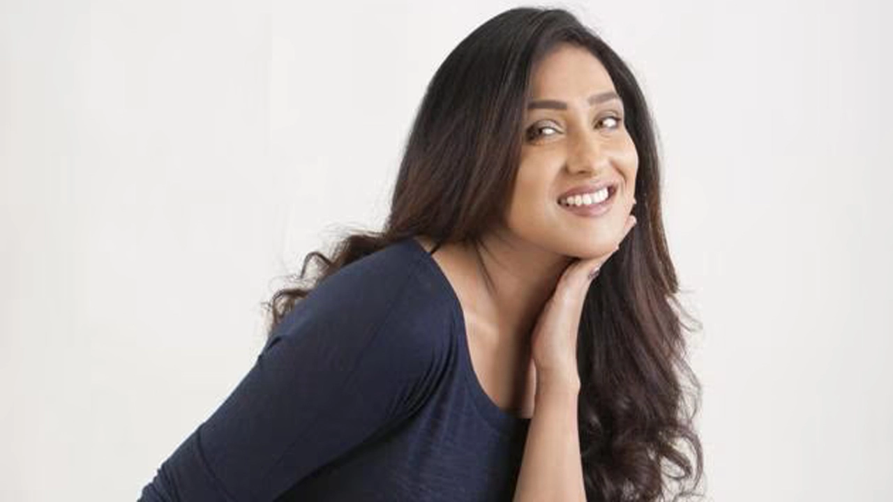 চুলে বারবার হাত দেওয়ার অভ্যাস নিয়ে যা বললেন ঋতুপর্ণা