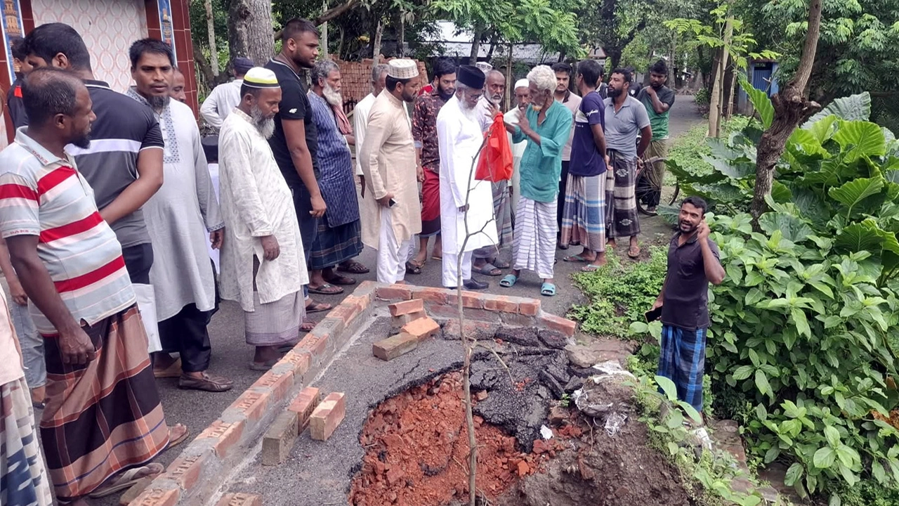 মণিরামপুরে অতিরিক্ত বৃষ্টিতে ভেঙ্গে পড়া সড়ক ও ব্রীজ পরিদর্শনে এমপি এনামুল