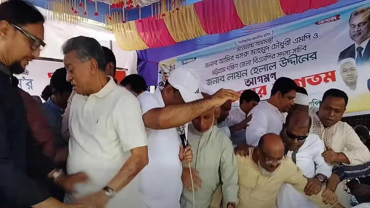 ত্রাণ বিতরণ অনুষ্ঠানে মঞ্চ ভেঙে পড়ল, অক্ষত অর্থমন্ত্রী
