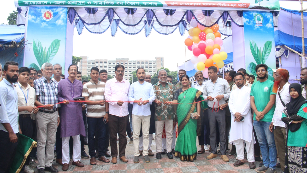 টাউন হল মাঠে বৃক্ষরোপণ অভিযান ও বৃক্ষ মেলার উদ্বোধন করেন প্রধান অতিথি জেলা প্রশাসক মোহম্মদ আশেক হাসান। ছবি: গ্রামের কাগজ