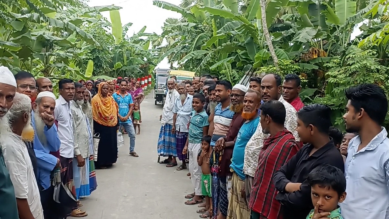 মোরেলগঞ্জে দুর্বৃত্তের আগুনে ব্যবসায়ীর ৬ লাখ টাকার ক্ষতি, বিচারের দাবিতে বিক্ষোভ