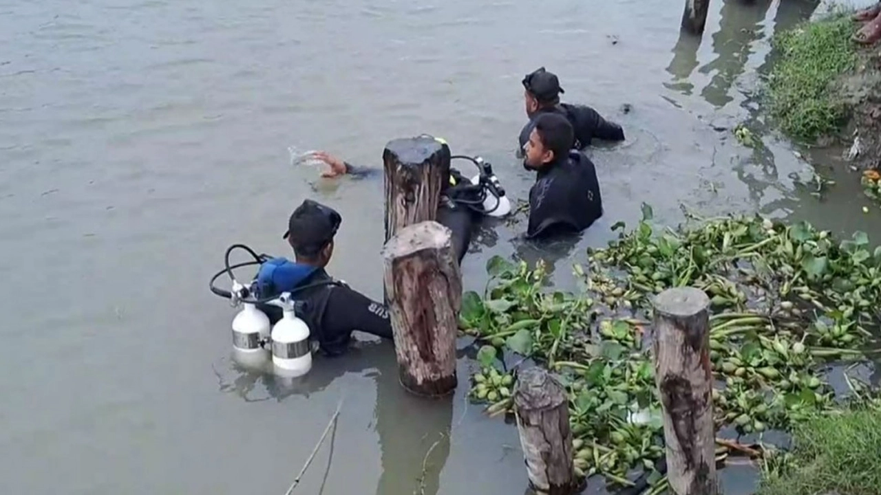২৭ ঘণ্টার পরও নিখোঁজ, মেয়ের অপেক্ষায় নদীর ধারে বাবা