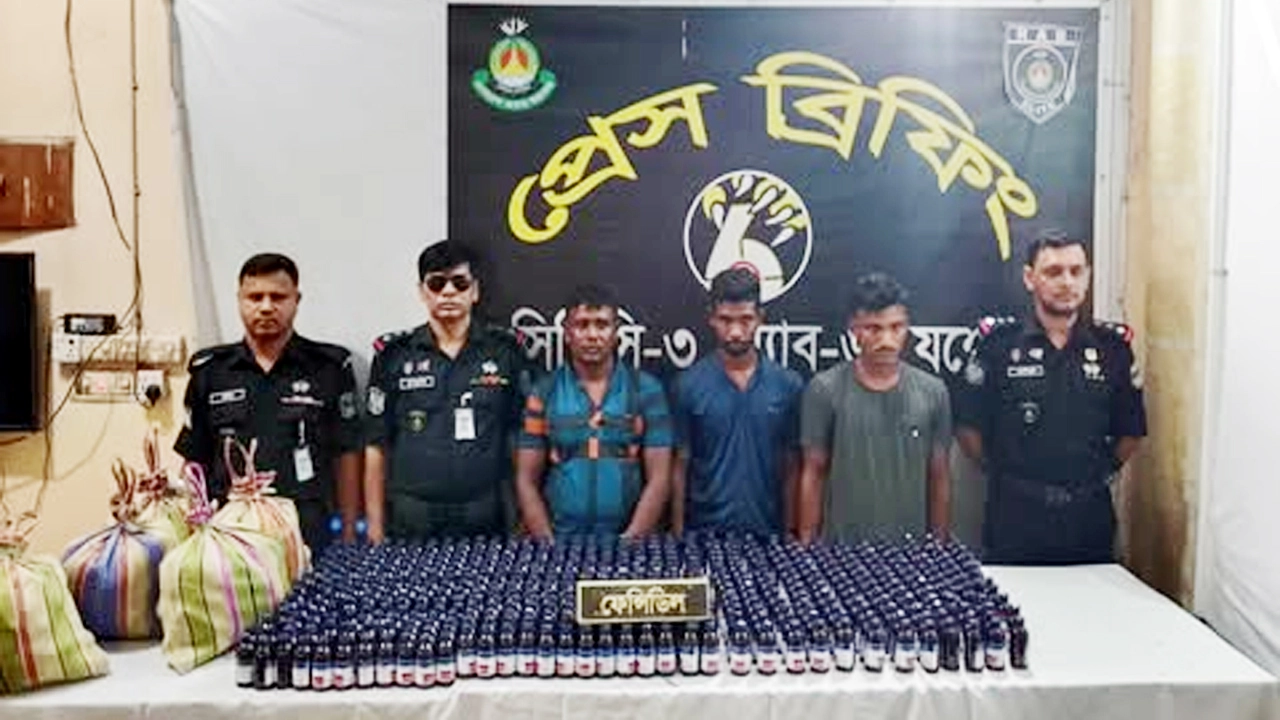 যশোরে র‍্যাবের অভিযানে ভারতীয় নিষিদ্ধ সিরাপসহ তিনজন আটক