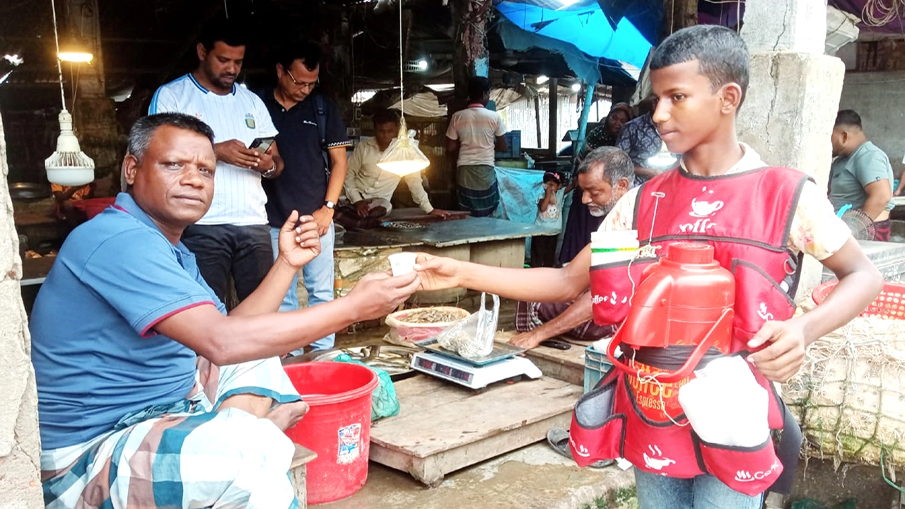 কফি বিক্রি করে পড়াশোনা ও সংসার চালাচ্ছে ফাহিম