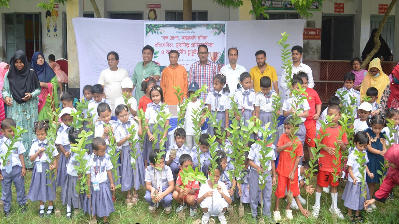 যশোরে প্রজাপতি স্কুলের শিক্ষার্থীদের  বৃক্ষ রোপন ও বিতরণ 