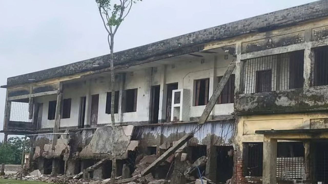 খুলনায় বিদ্যালয় ভবন ধসে পাঠদানে অনিশ্চয়তা