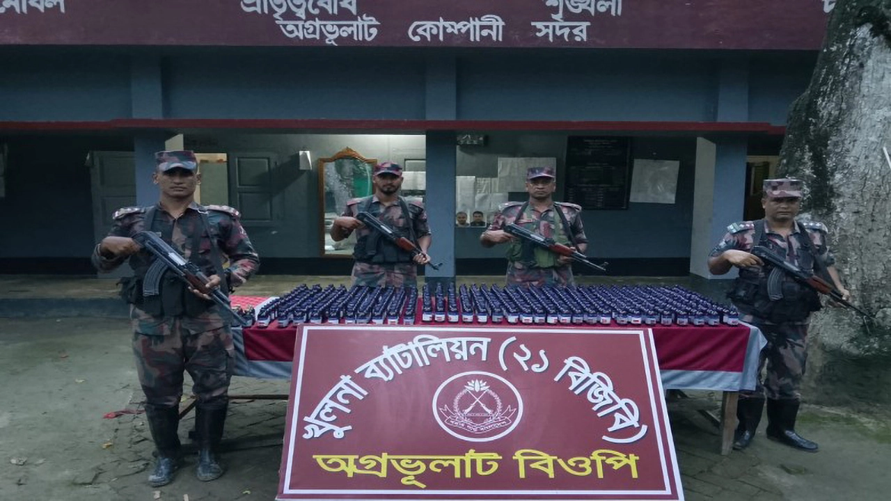 বিজিবির অভিযানে ৪৮৬ বোতল ভারতীয় নেশাজাতীয় সিরাপ উদ্ধার
