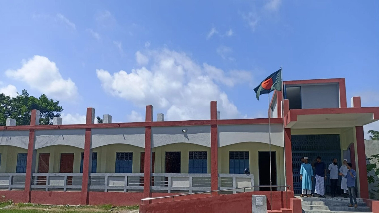 হস্তান্তরের আগেই মোরেলগঞ্জে মাদ্রাসার নতুন ভবনে ফাটল, ক্ষুব্ধ শিক্ষক-অভিভাবক
