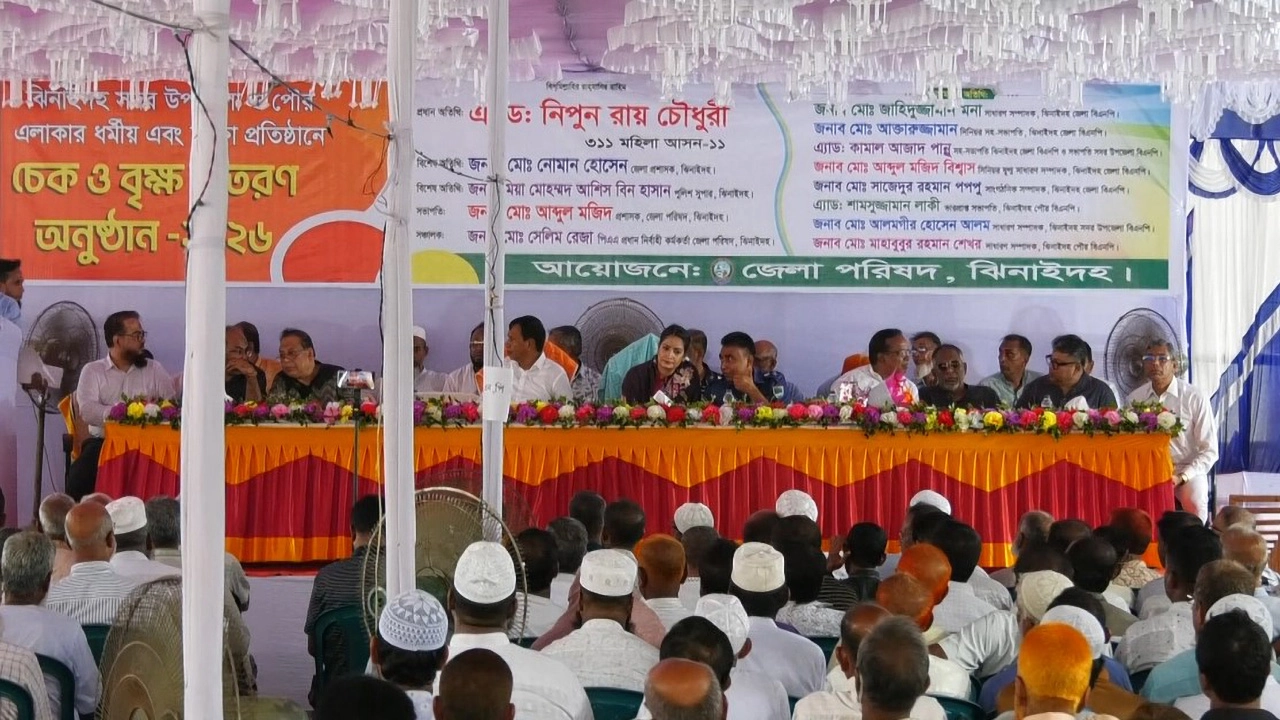 ঝিনাইদহে ১১২ ধর্মীয় ও শিক্ষা প্রতিষ্ঠানে অনুদানের চেক ও গাছের চারা বিতরণ