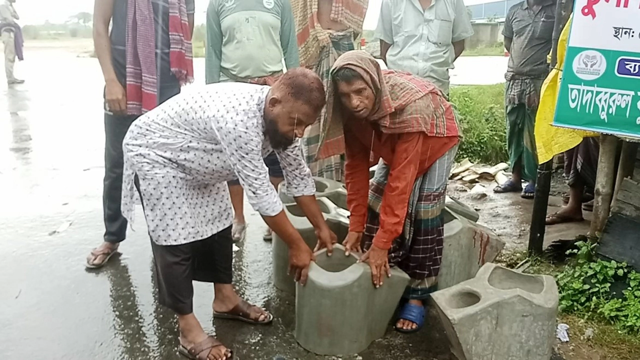 অভয়নগরে পানিবন্দি পরিবারের মাঝে রান্নার চুলা বিতরণ