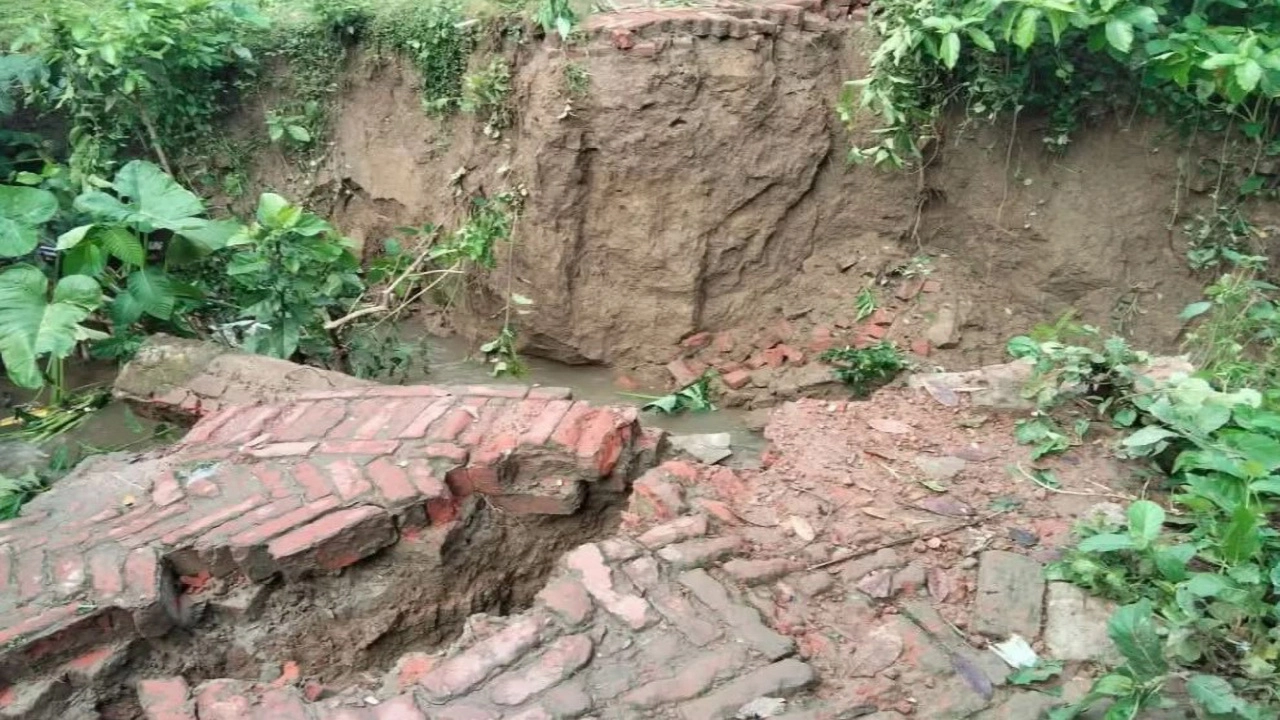 ভারি বৃষ্টিতে সাজিয়ালীর ব্রিজ ভেঙে জনদুর্ভোগ চরমে, বিকল্প পথে চলছে যাতায়াত