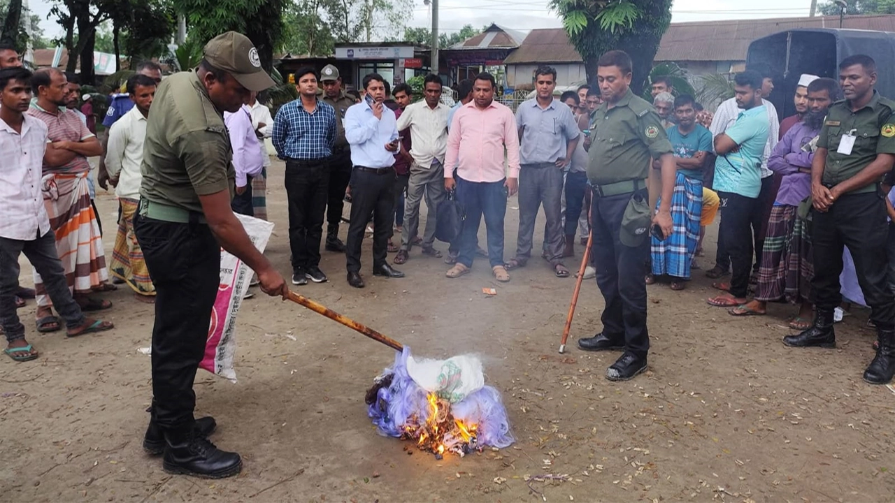 কালীগঞ্জে অবৈধ চায়না দুয়ারী জাল ধ্বংস, দুই রেস্টুরেন্টকে জরিমানা