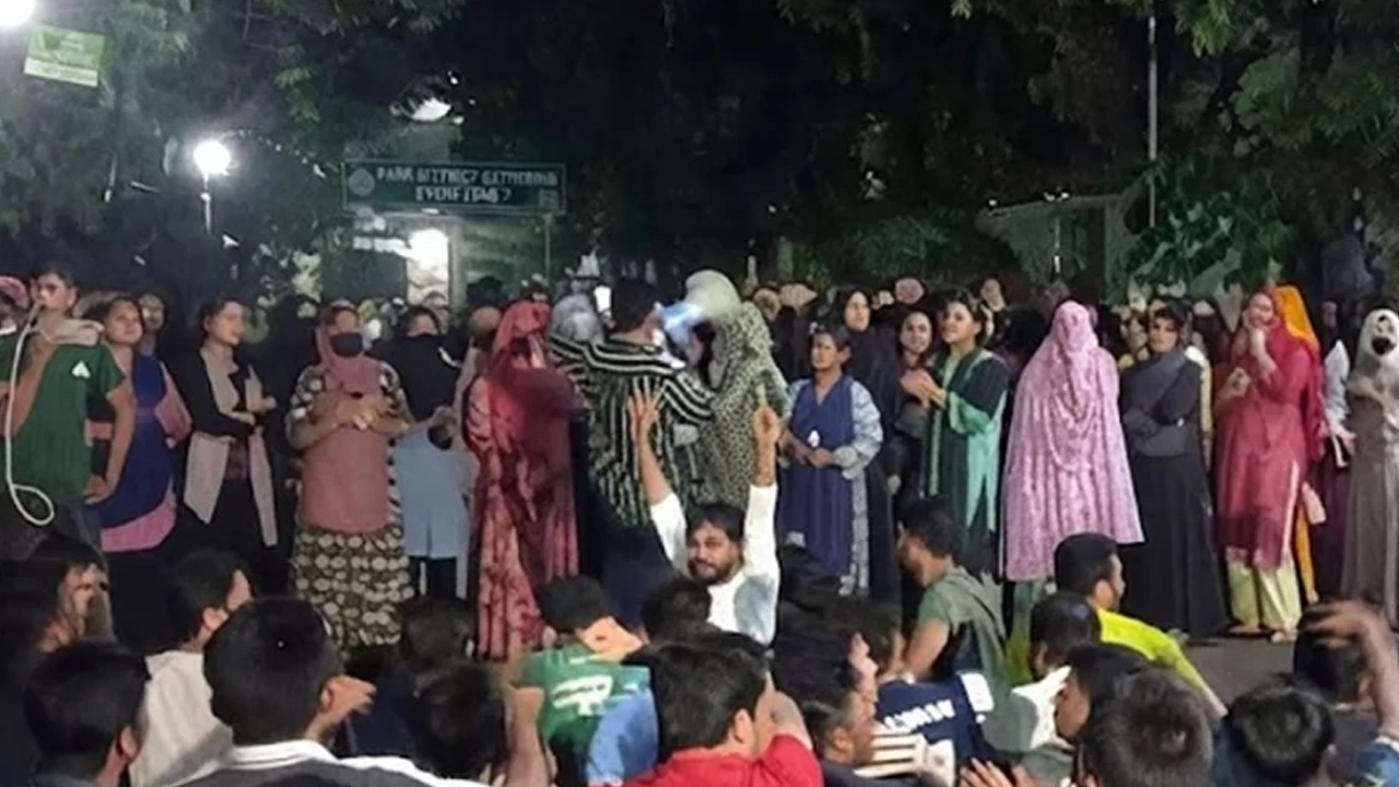 তিতুমীর কলেজে হল ফি কমানোর দাবিতে শিক্ষার্থীদের বিক্ষোভ