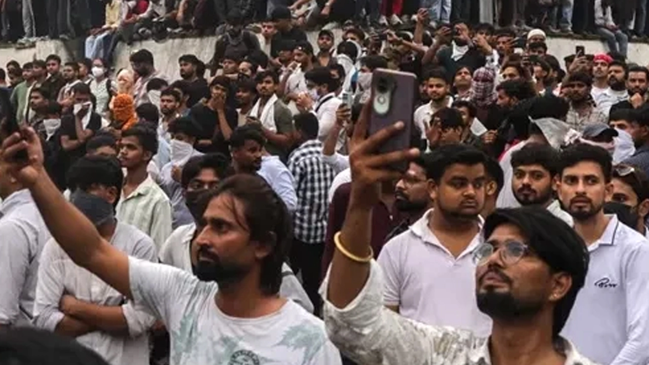 ভারতে মোদি সরকারের নতুন চ্যালেঞ্জ, ‘তেলাপোকারা’ চলে এসেছে সংসদ পর্যন্ত