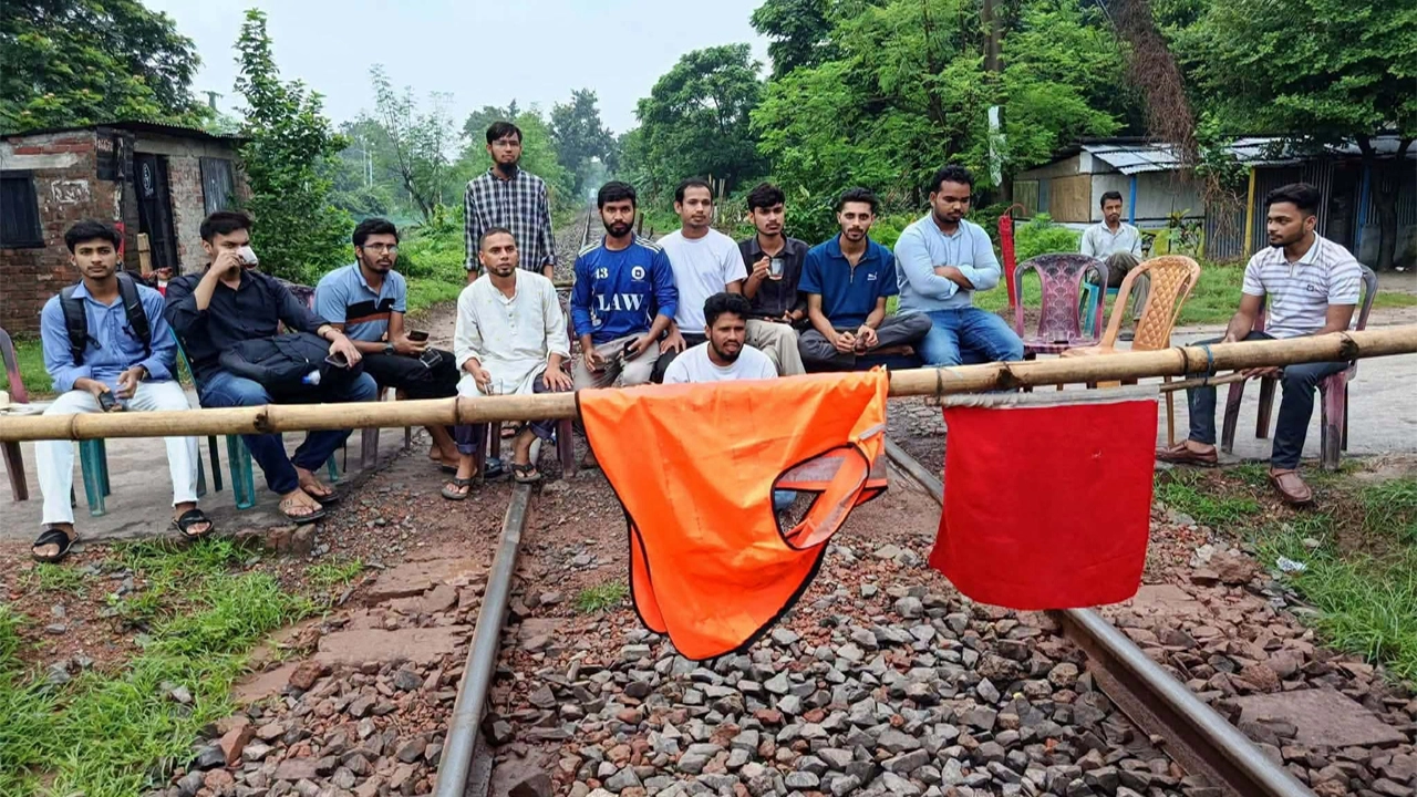 রাবি শিক্ষার্থীকে মারধরের অভিযোগে রেললাইন অবরোধ, বন্ধ ট্রেন চলাচল