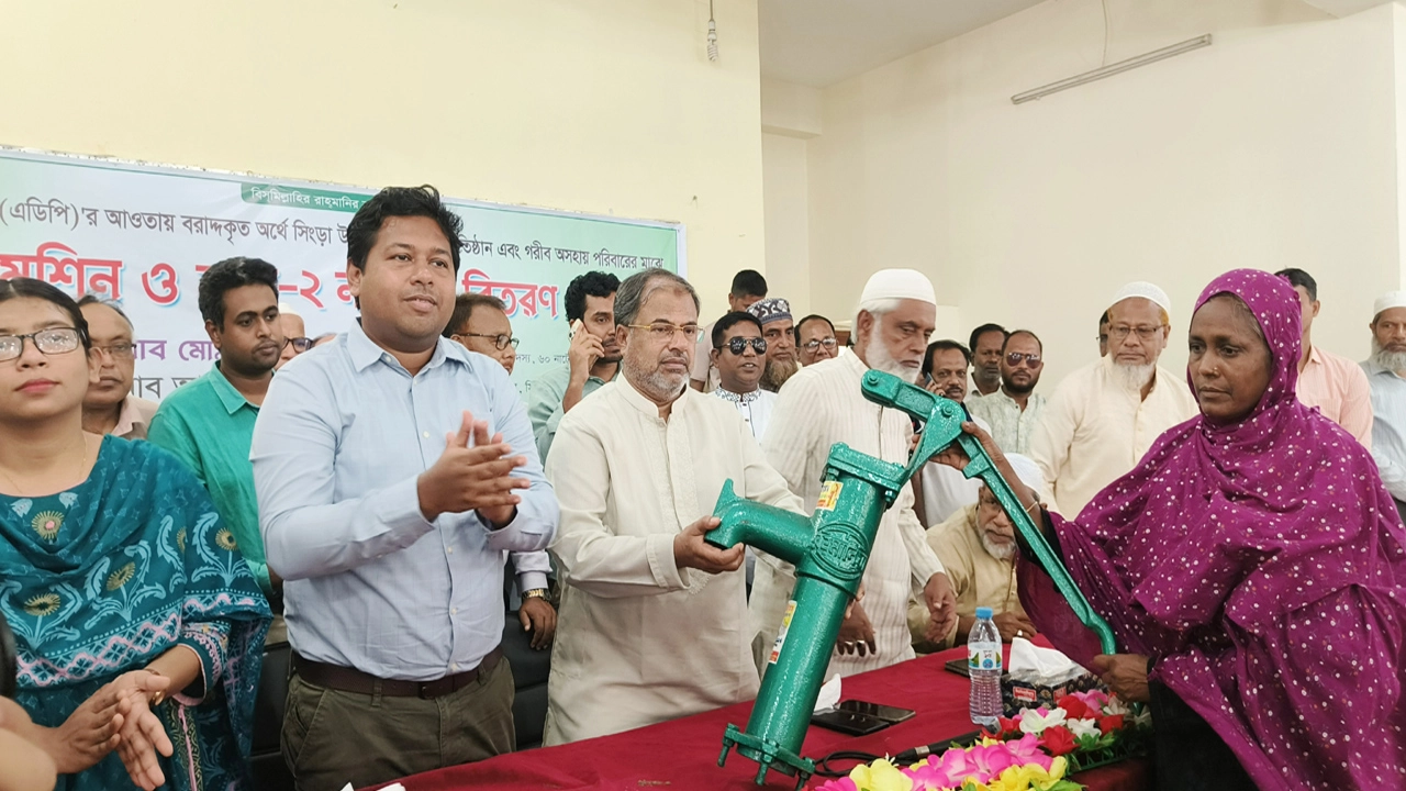 সিংড়ায় সেলাই মেশিন, নলকূপ ও চেক বিতরণ