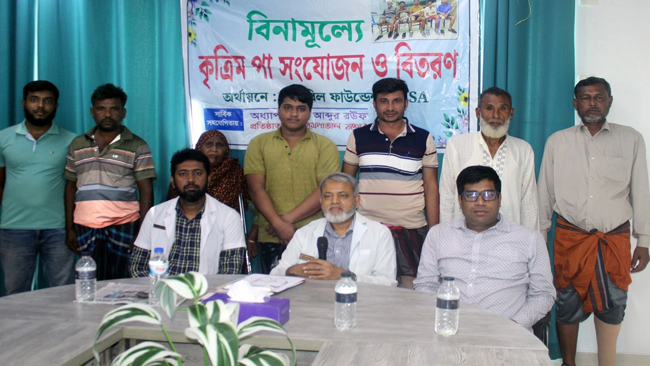 কৃত্রিম পায়ে উঠে দাঁড়ালেন আরও ছয় অসহায় ব্যক্তি