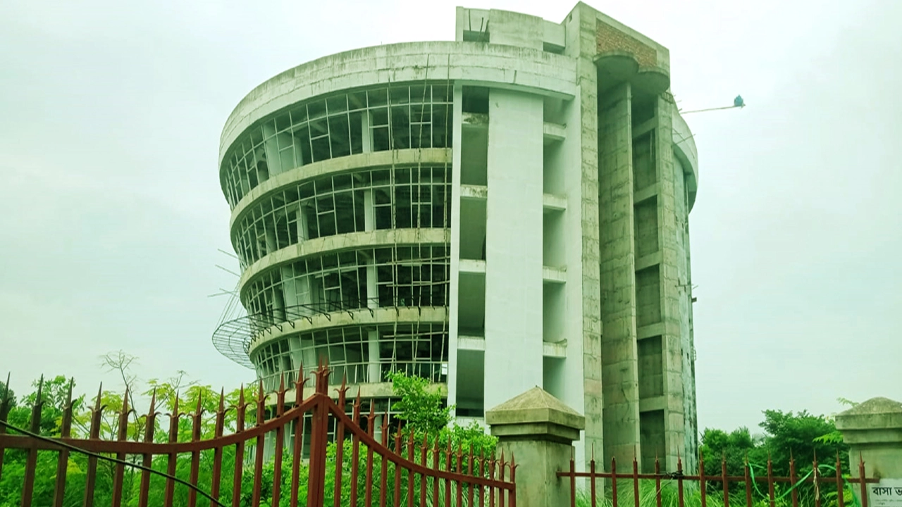 মাগুরার আইটি পার্ক এখন শিয়াল-সাপের আস্তানা!