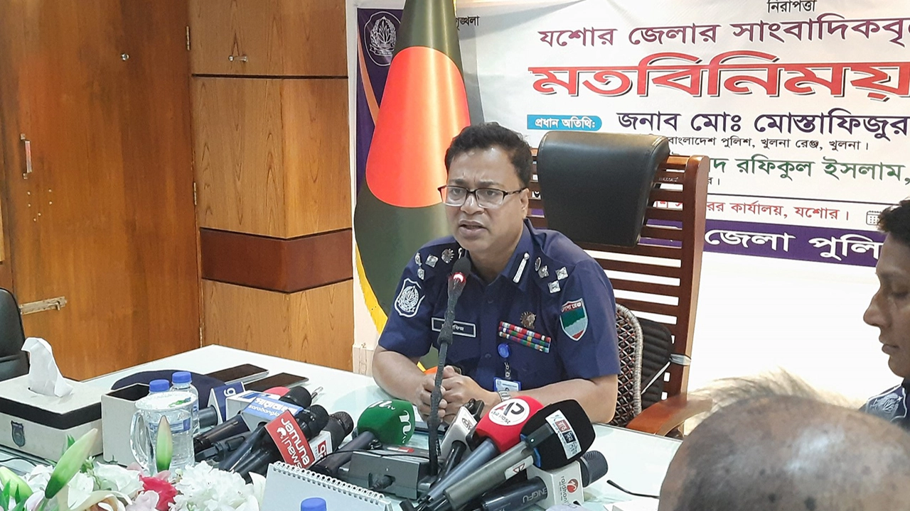 মাদকের বিরুদ্ধে কোনো ধরনের ছাড় নেই বলে কঠোর হুঁশিয়ারি উচ্চারণ করেছেন খুলনা রেঞ্জের ডিআইজি মোস্তাফিজুর রহমান। ছবি: গ্রামের কাগজ